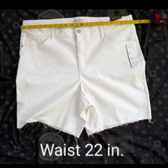 AVA & VIV size 24W White High Rise stretch Bermuda - Picture 7 of 10